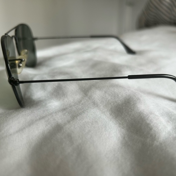 Aviator Ray-Bans. Like new and super comfortable! - Picture 6 of 7